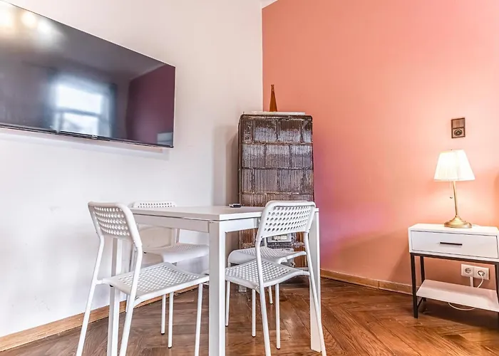 Apartment Lovely 1br Apt. Near Akh Hospital *