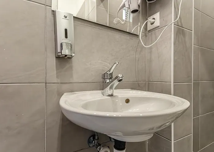 Lovely 1br Apt. Near Akh Hospital Apartment