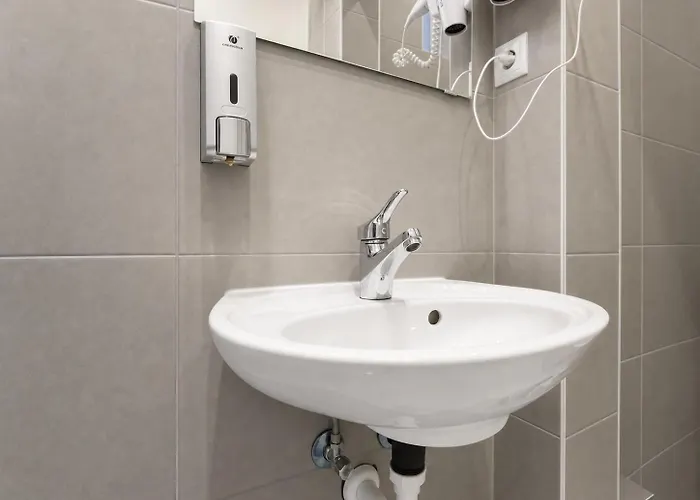 Lovely 1br Apt. Near Akh Hospital Apartmán *